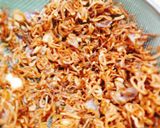 Hình bước làm 2 của món Hành phi giòn rum