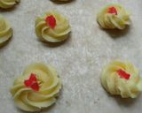 Foto langkah ke 3 dari resep Kue semprit aku😵.