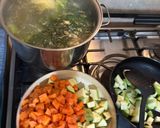 Foto del paso 1 de la receta: Caldo de pollo con verduras