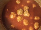 Albóndigas de pollo con manzana y queso Mahón en salsa roja