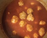 Foto del paso 5 de la receta: Albóndigas de pollo con manzana y queso Mahón en salsa roja