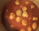 Foto del paso 5 de la receta: Albóndigas de pollo con manzana y queso Mahón en salsa roja