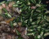 Foto langkah ke 3 dari resep Cumi asin tumis asam pedas.