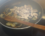 Foto del paso 2 de la receta: Tortilla de cebolla y boletus