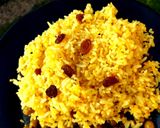 A picture of step 4 of Turmeric rice with raisins.