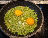 Foto del paso 1 de la receta: Huevos especial con guisantes