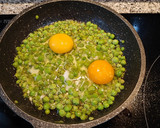 Foto del paso 1 de la receta: Huevos especial con guisantes