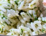 Foto del paso 3 de la receta: Arroz con manteca (mantequilla) ajo, perejil y corazón de sorpresa 😋 🍚 🧈🧄🌱🧀