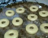 Foto langkah ke 15 dari resep Donat + teknik mencetak.