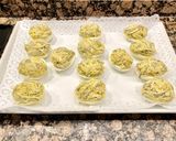 Foto del paso 6 de la receta Huevos rellenos con gula, aguacate y langostinos