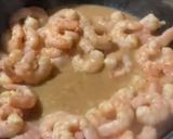 Foto del paso 3 de la receta: Camarones 🍤 marinados con jugo de toronja 🍊 agria con crema servidos con lechuga 🥬 cebolla 🧅 morada