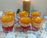 A picture of step 9 of Custard strawberry jelly with peach sauce.