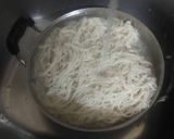 देसी फ्लेवर हक्का नूडल्स (desi flavour Hakka noodles recipe in Hindi) रेसिपी चरण 2 फोटो