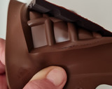 Foto del paso 5 de la receta: Chocolate con aceite de coco 🥥 3 ingredientes 🍫 Chocolatinas saludables 🥥 Chocolatín low carb