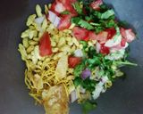 A picture of step 1 of Bhelpuri.