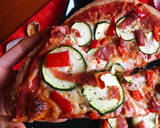 Foto del paso 5 de la receta: Pizza de calabacín y jamón con masa integral casera