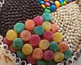Foto del paso 3 de la receta: Torta de las 20 cucharadas con golosinas y muchísimo color