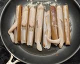 A picture of step 3 of 🦪 Razor clams with soy sauce, vinegar, chilli and garlic sauce.