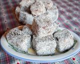 Foto del passaggio 4 della ricetta Lamingtons al profumo di Sardegna