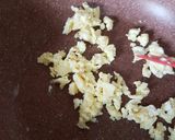 A picture of step 1 of Garlic egg rice.