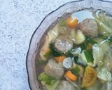 Foto langkah ke 4 dari resep Sayur Sop Bakso Ala Rumahan.