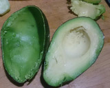 Foto del paso 2 de la receta: Aguacates rellenos de salmón y pepino
