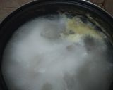 Foto langkah ke 1 dari resep Sop Ceker Jamur Enoki.