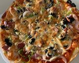 صورة لخطوة 11 من وصفة بيتزا بعجينة الـ10 دقاايق🍕🔥