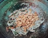 Foto langkah ke 3 dari resep Tumis Teri Kacang Bumbu Iris.