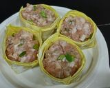 Hình bước làm 2 của món Hoành thánh cuộn bông hoa