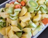 Foto del passaggio 2 della ricetta Vellutata di patate, carote e porri