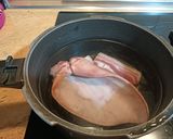 Foto del paso 3 de la receta: Judías blancas con oreja de cerdo y compango asturiano