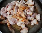 Hình bước làm 2 của món Thịt kho củ năng & rau răm