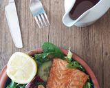 Une image de l'étape 8 de Pavé de saumon grillé sur son lit de salade🥗🐟🍃.