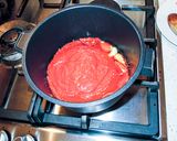 Foto del passaggio 5 della ricetta Calamari ripieni di salsiccia con salsa piccante