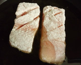Foto del paso 1 de la receta: Salmón frito y salteado de alcachofas con frutos secos y anís