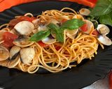 Foto del passaggio 4 della ricetta Spaghetti con pomodoro fresco, basilico e vongole