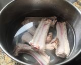 A picture of step 1 of Pork rib radish soup with coriander 🌿.
