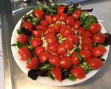 Une image de l'étape 8 de Salade de poulet aux tomates, courgette et jeunes pousses sauce ciboulette olive.