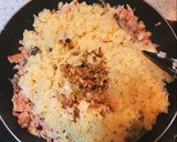Hình bước làm 4 của món Cơm Chiên Cá Hồi