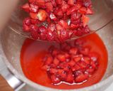 Foto langkah ke 2 dari resep Korean Strawberry Milk.