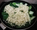 Foto langkah ke 5 dari resep Indomie Soto Tempe Pokcoy.