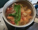 Foto langkah ke 3 dari resep Tom yum dengan belimbing wuluh.