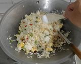 Foto langkah ke 3 dari resep Nasi Goreng Bumbu Iris Ala Mba Asih.