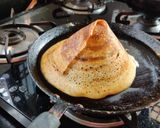 A picture of step 3 of Crispy cap dosa.