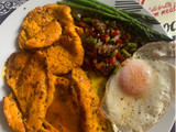 Pechuga de pollo con especias, verduras y huevo a la plancha