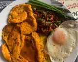 Foto del paso 13 de la receta: Pechuga de pollo con especias, verduras y huevo a la plancha