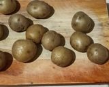 Foto langkah ke 1 dari resep Garlic Cheese Potatoes.