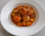 Foto del paso 7 de la receta: Albóndigas de merluza en salsa con patatas y guisantes