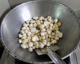 A picture of step 1 of Roasted makhana/ fox nuts.